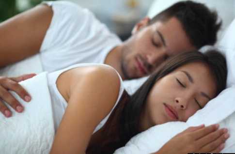 সুখী দম্পতিরা এক ইঞ্চি দূরত্ব রেখে ঘুমায়